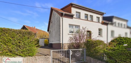 Seitenansicht mit Einfahrt zum Garten