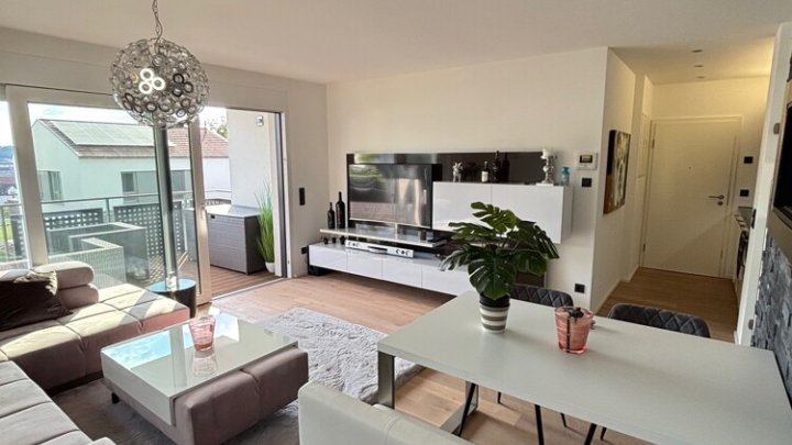 Luxuriös ausgestattete 2-ZKB mit Balkon + EBK  *provisionsfrei*