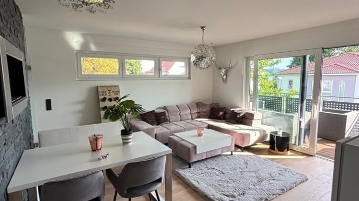 Luxuriös ausgestattete 2-ZKB mit Balkon + EBK  *provisionsfrei*