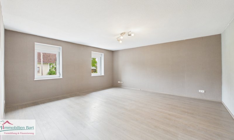 SOFORT VERFÜGBAR:

90 M2 WOHNUNG / 2 KFZ-STELLPLÄTZE UND BALKON!