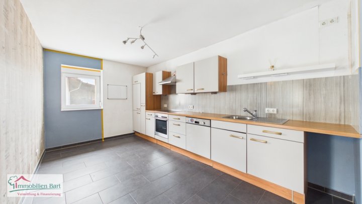 SOFORT VERFÜGBAR:

90 M2 WOHNUNG / 2 KFZ-STELLPLÄTZE UND BALKON!