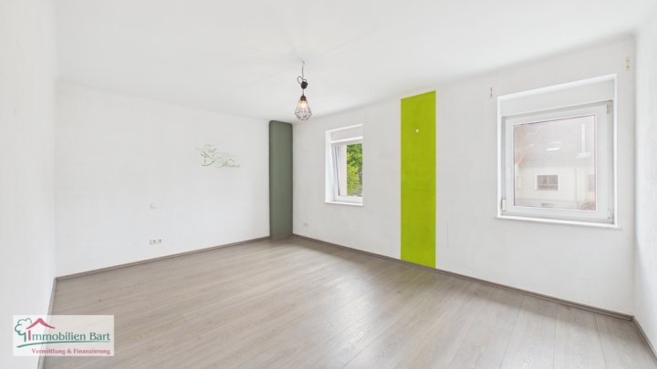 SOFORT VERFÜGBAR:

90 M2 WOHNUNG / 2 KFZ-STELLPLÄTZE UND BALKON!