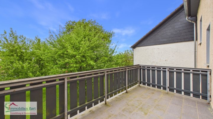 SOFORT VERFÜGBAR:

90 M2 WOHNUNG / 2 KFZ-STELLPLÄTZE UND BALKON!