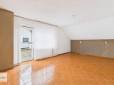 Schlafzimmer mit Ausgang zum Balkon OG