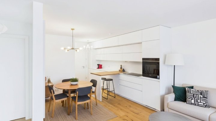2 Zimmer mit Fußbodenheizung, Stellplatz mit Wallbox, 2 Zimmer mit neuer Einbauküche. Energiewert A+