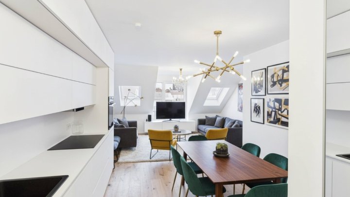 2 Zimmer mit Fußbodenheizung, Stellplatz mit Wallbox, 2 Zimmer mit neuer Einbauküche. Energiewert A+