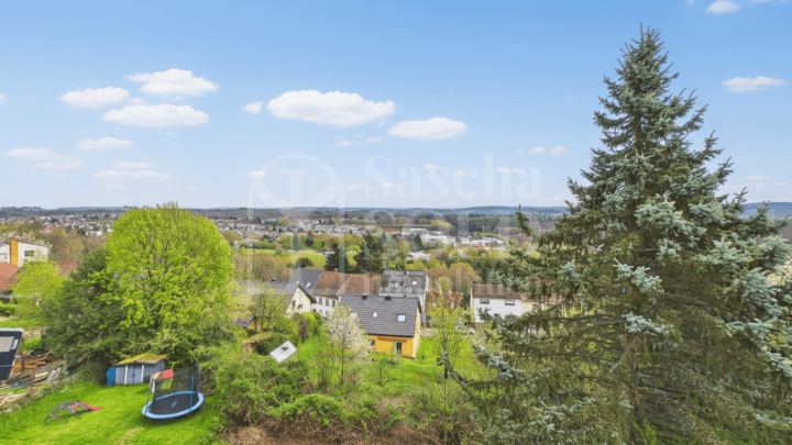 Erstbezug nach Sanierung -  ab Mitte August - Helle 2-Zimmer-Wohnung mit Balkon und Panoramablick