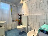Bad mit Wanne, Fenster und WMA